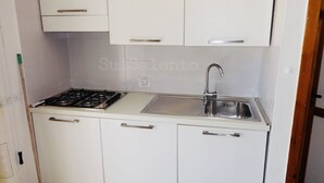 Fridge, stovetop, electric kettle, cookware/dishes/utensils - Studio apartment BOMB (Lido Marini)