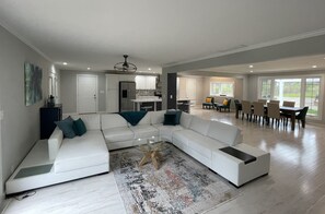 Een smart-tv, videogames, tafelvoetbal en boeken