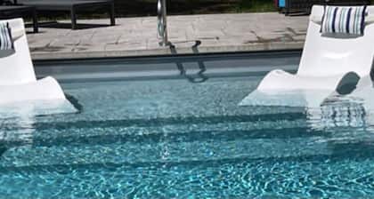 NEW! Warren Woods Pool Retreat on private 5 acres, new large heated pool & hotub