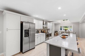 Réfrigérateur, four à micro-ondes, un four, surface de cuisson