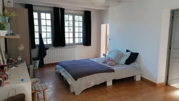 4 slaapkamers, een strijkplank/strijkijzer, reisbedje, gratis wifi
