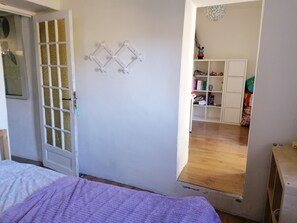 5 slaapkamers, een strijkplank/strijkijzer, reisbedje, gratis wifi