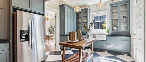 Fridge, microwave, stovetop, dishwasher