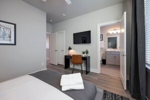 4 habitaciones, escritorio, tabla de planchar con plancha y wifi 