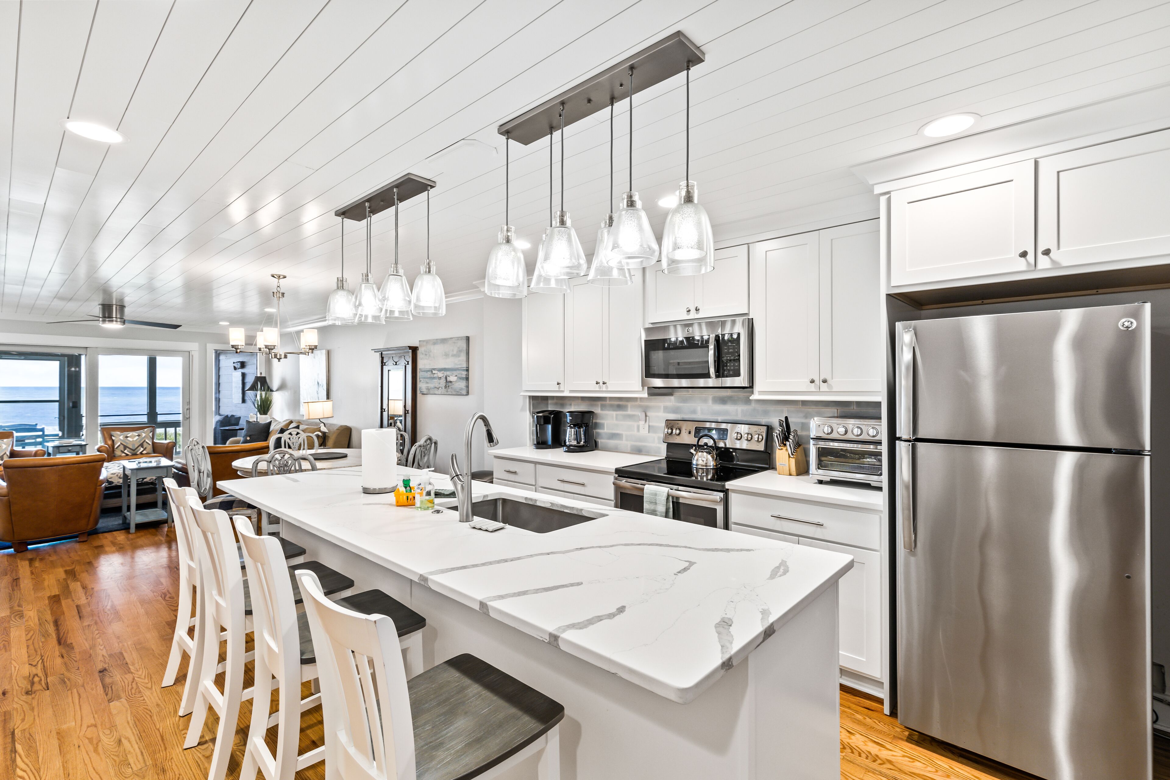 Køleskab, mikrobølgeovn, ovn, kogeplade