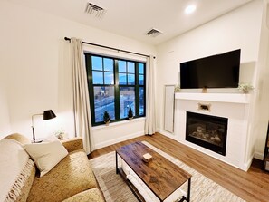 Smart TV, chimenea, libros y estéreo 