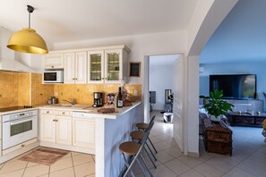 Kühlschrank, Mikrowelle, Ofen, Geschirrspüler