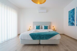 4 camere, una scrivania, insonorizzazione, ferro/asse da stiro
