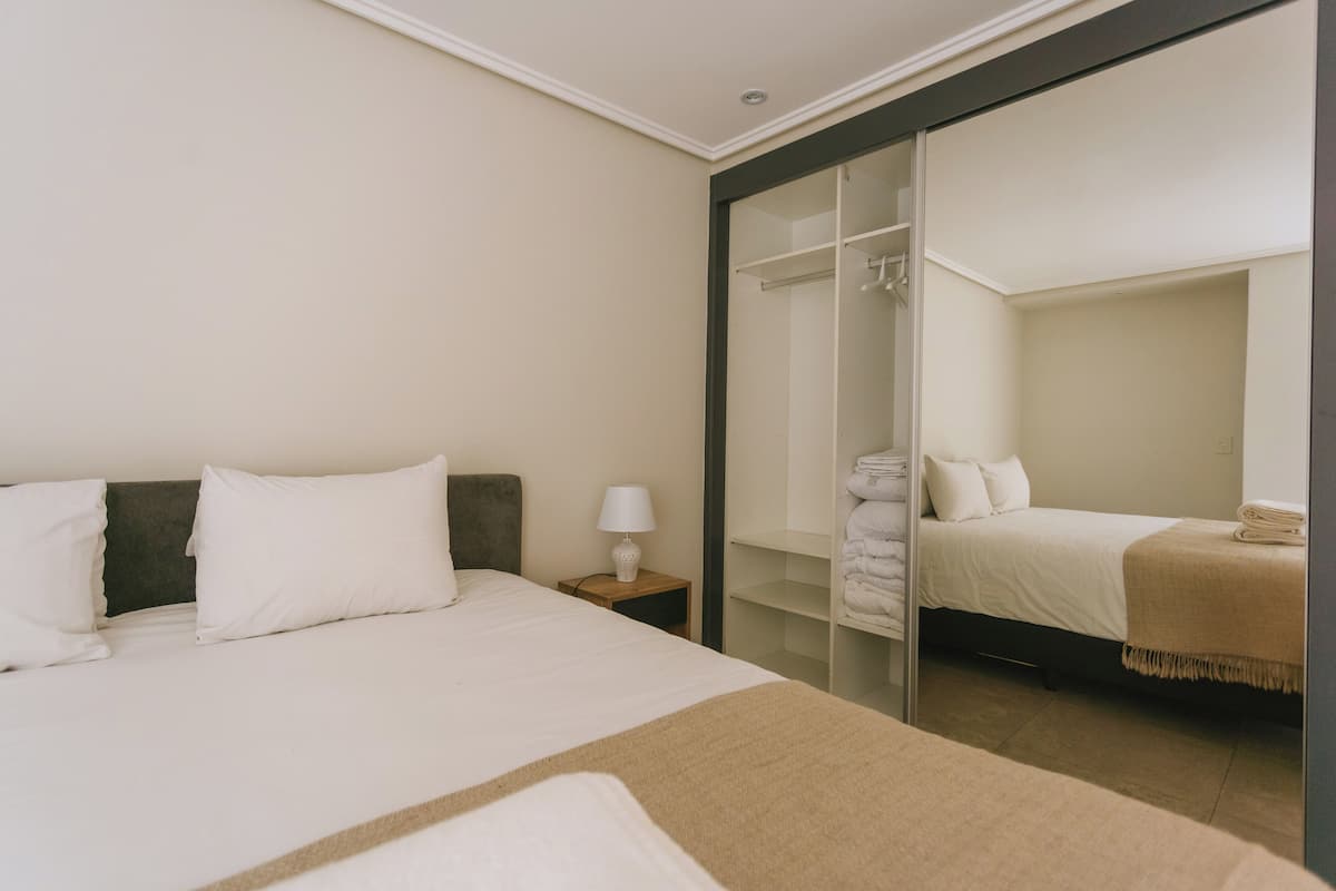 Appartement, 1 chambre, terrasse | 1 chambre, literie de qualité supérieure, couette en duvet d'oie