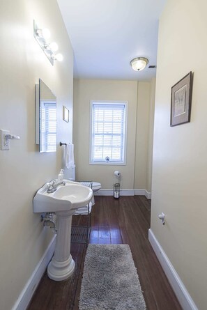 Tina, secadora de cabello, toallas 