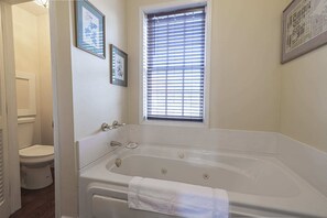 Bathtub, hair dryer - Light Horse Inn: Suite 1 (Harpers Ferry)