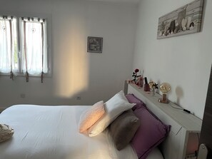 3 Schlafzimmer, Schreibtisch, Bügeleisen/Bügelbrett, Reisekinderbett