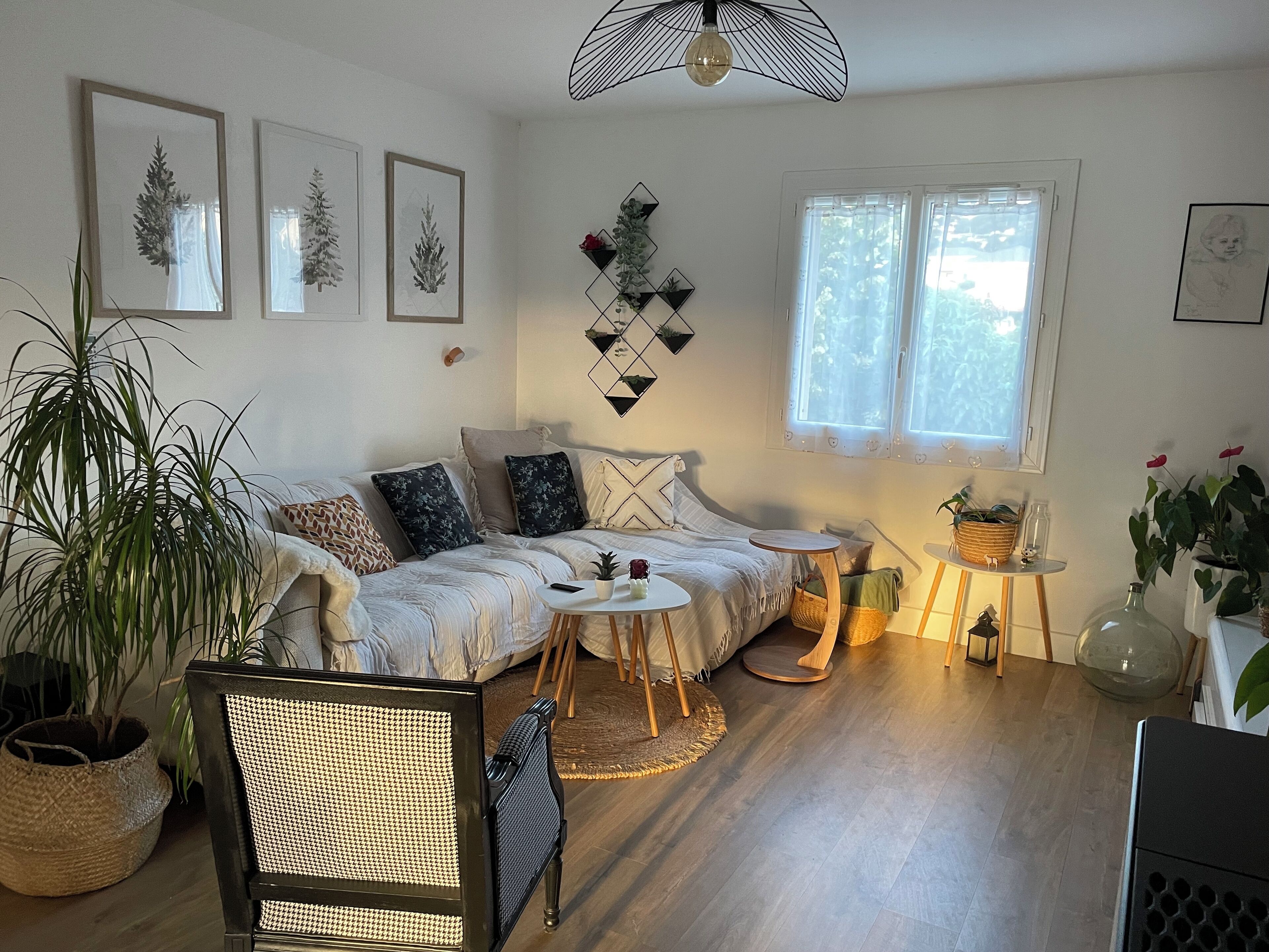 Smart TV, fireplace, books, printers