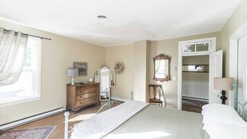 2 bedrooms, desk, iron/ironing board, WiFi
