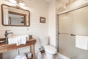 Douche, sèche-cheveux, serviettes fournies