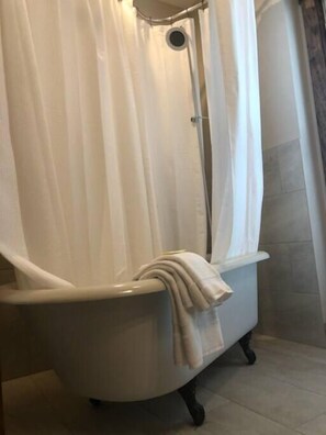 Bathtub, hair dryer, towels - Light Horse Inn: Suite 7 (Bolivar)