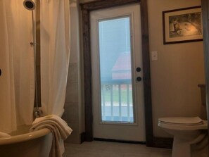 Bathtub, hair dryer, towels - Light Horse Inn: Suite 7 (Bolivar)