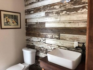 Tina, secadora de cabello, toallas 