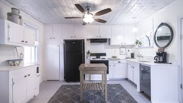 Réfrigérateur, four à micro-ondes, un four, surface de cuisson