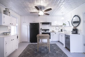 Réfrigérateur, four à micro-ondes, un four, surface de cuisson