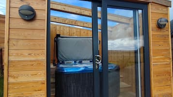 Private spa tub