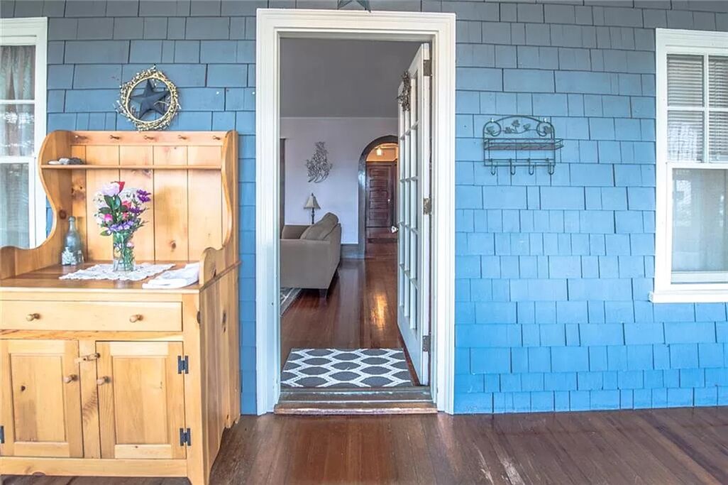 Charming 3 Bed with large backyard close to Newport