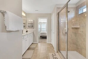 Combined shower/tub, hair dryer, shampoo - Luxurious Home w/Pool, Spa, Game Room & BBQ Grill (Davenport)