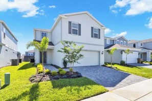 Exterior - Luxurious Home w/Pool, Spa, Game Room & BBQ Grill (Davenport)