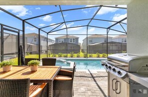 Outdoor dining - Luxurious Home w/Pool, Spa, Game Room & BBQ Grill (Davenport)