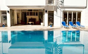 Una piscina al aire libre de temporada (de 08:30 a 20:00), sombrillas