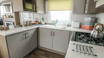 ثلاجة، غلّاية كهربائية، محمصة خبز، مستلزمات طهي/أطباق/أوعية