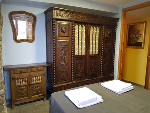 3 chambres, bureau, fer et planche à repasser, lit parapluie