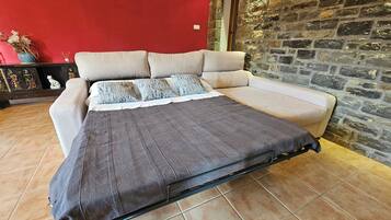 3 chambres, bureau, fer et planche Ă repasser, lit parapluie