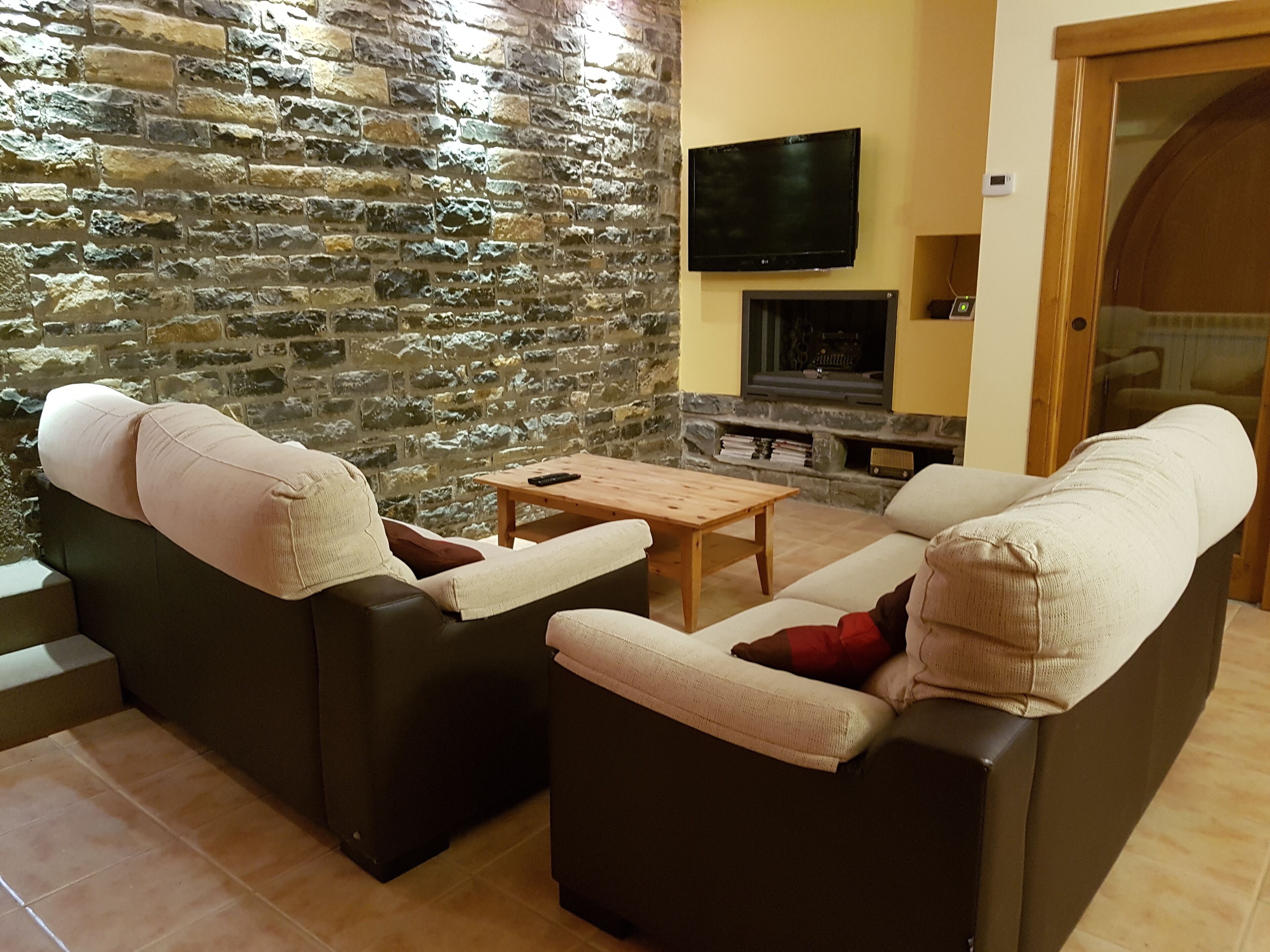 Een televisie, een open haard en boeken