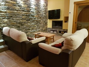 Fernseher, Kamin, Bücher