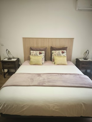 4 bedrooms, iron/ironing board, free WiFi, bed sheets - Soalheira Douro House  (Vale de Mendiz, Alijó)