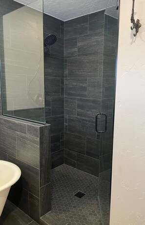Combined shower/bathtub, towels, soap, toilet paper - Discover this Gorgeous Cottage Situated Along the Tobacco River! (Eureka)