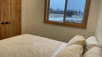 4 bedrooms, desk, free WiFi, bed sheets