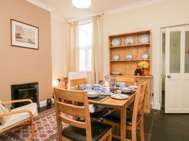 Cottage | Private kitchen | Fridge, dishwasher, electric kettle, toaster