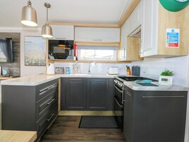 Cottage | Private kitchen | Fridge, electric kettle, toaster, cookware/dishes/utensils