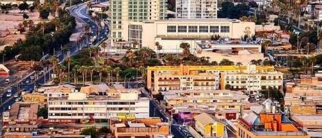 Una zona urbana densamente poblada con diversos tipos de edificios, incluyendo estructuras residenciales y comerciales de gran altura.