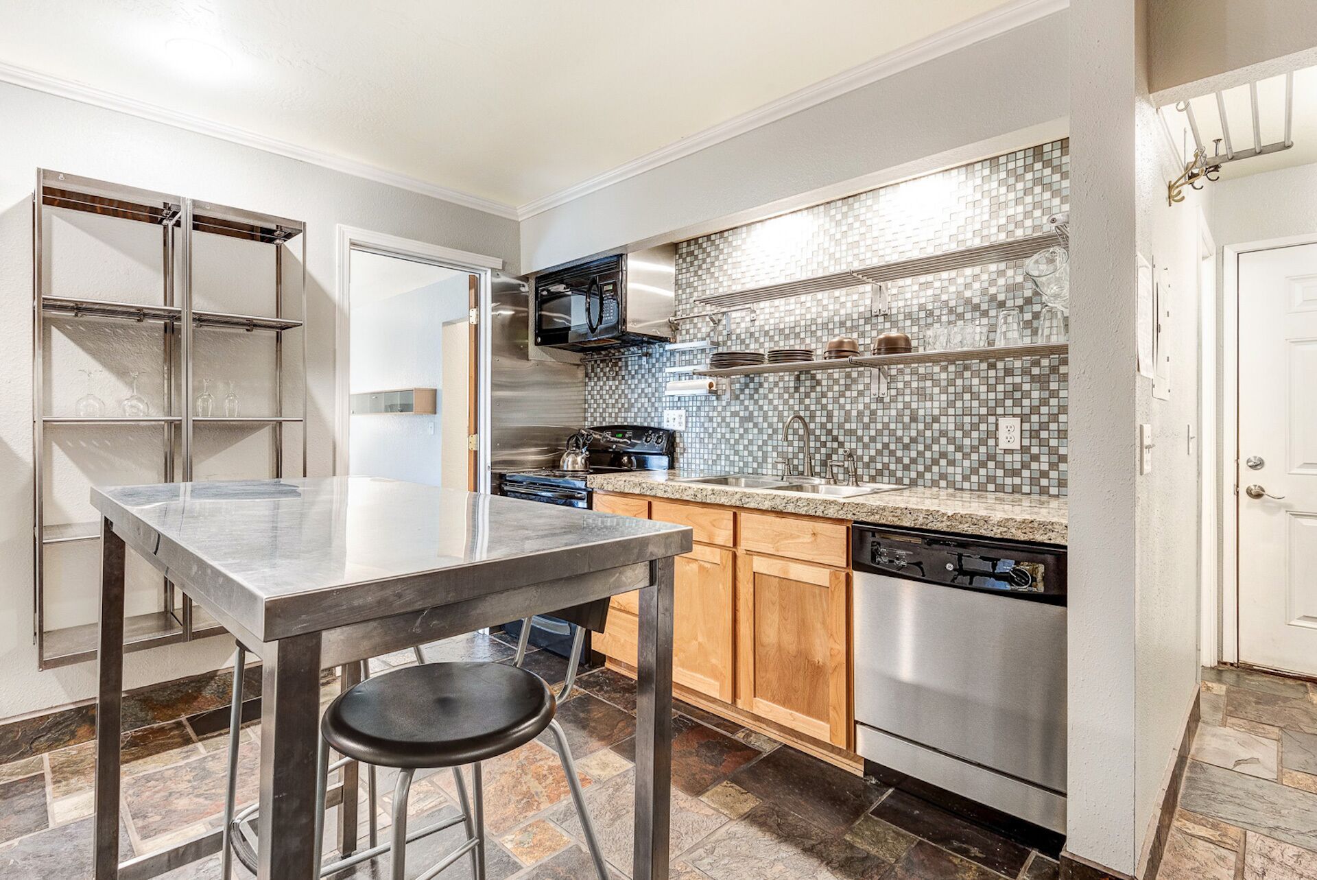 K øleskab, mikrobølgeovn, ovn, kogeplade