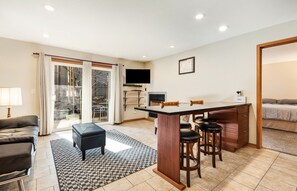 Interior - "Leaf Your Troubles Behind"-Ground level condo near downtown Bend (Bend)