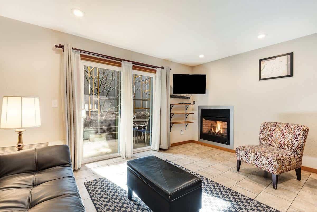 TV, fireplace