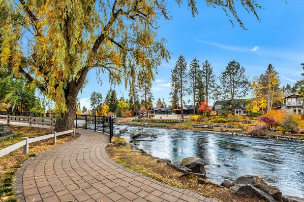 Property grounds - "Leaf Your Troubles Behind"-Ground level condo near downtown Bend (Bend)