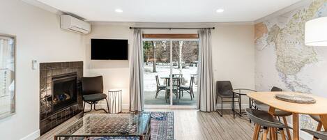 Una televisión, una chimenea