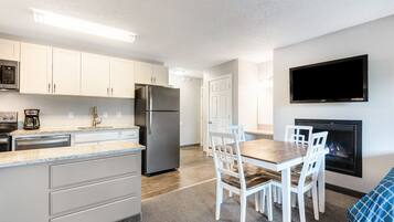 Full-size fridge, microwave, oven, stovetop