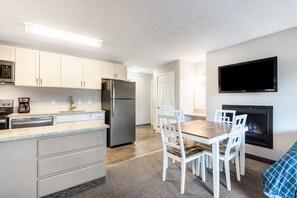 Grand réfrigérateur, micro-ondes, four, plaque de cuisson