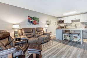 Interior - Newly Remodeled Top-floor Condo near Downtown Bend (Bend)