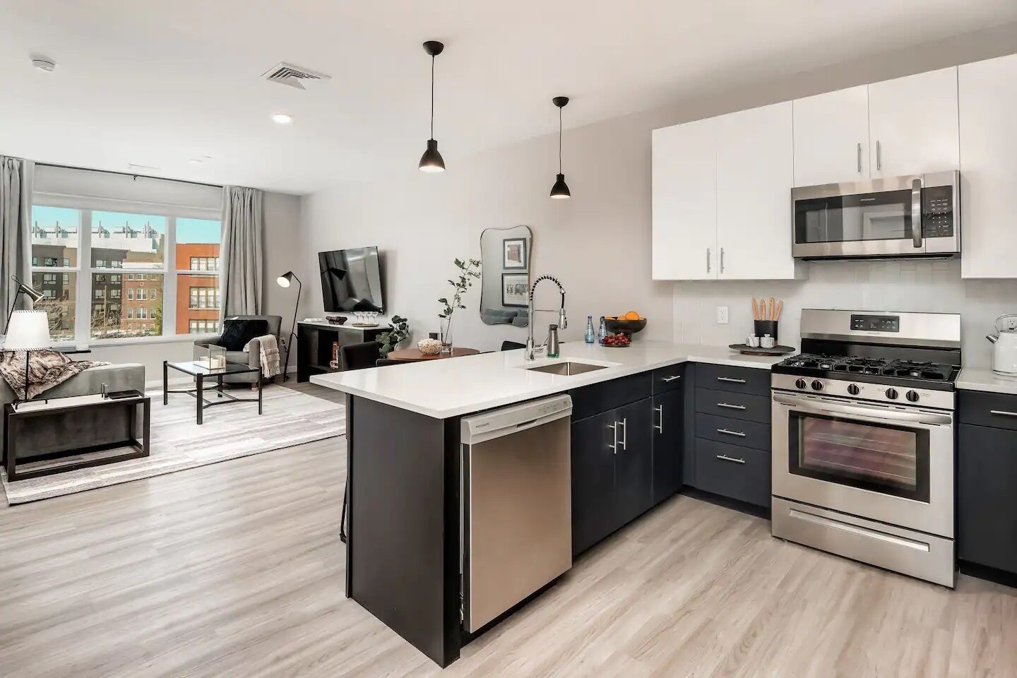 冷蔵庫、電子レンジ、オーブン、コンロ